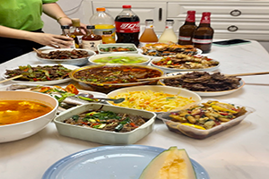 Vui vẻ đoàn tụ, sẻ chia những món ăn ngon